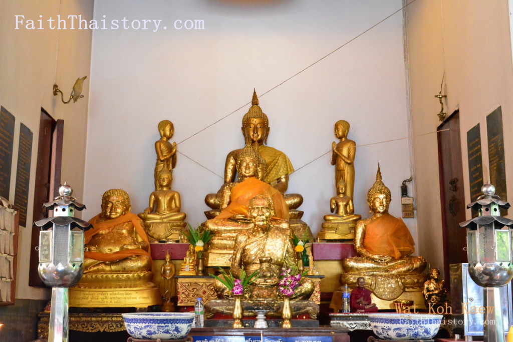 พระพุทธรูปประดิษฐานที่ศาลาด้านหน้า