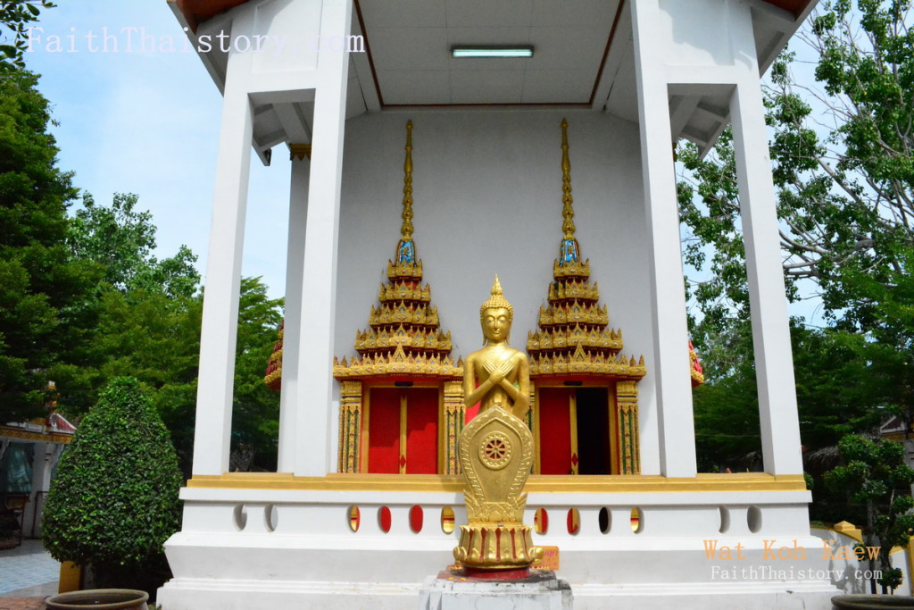 พระพุทธรูปปางรำพึง ประดิษฐานด้านหน้าพระอุโบสถ