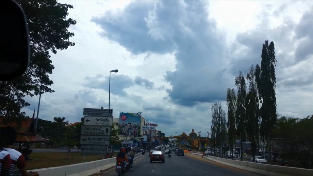 ลงสะพานปรีดี แล้วเลี้ยวซ้ายตามป้ายวัดรัตนชัย