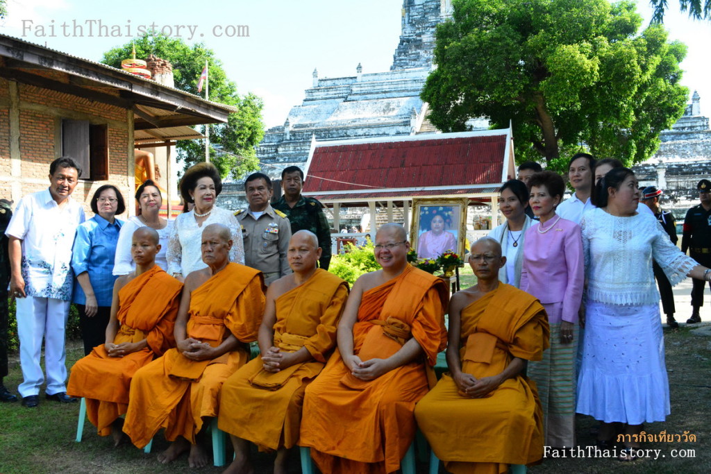 คณะผู้แทนพระองค์และพระสงฆ์ถ่ายรูปหมู่