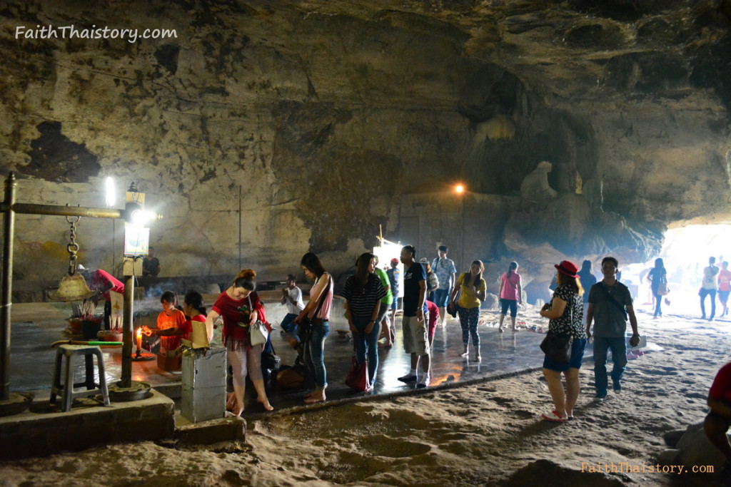 บรรยากาศนักท่องเที่ยวเดินทางมากราบไหว้พระพุทธรูป