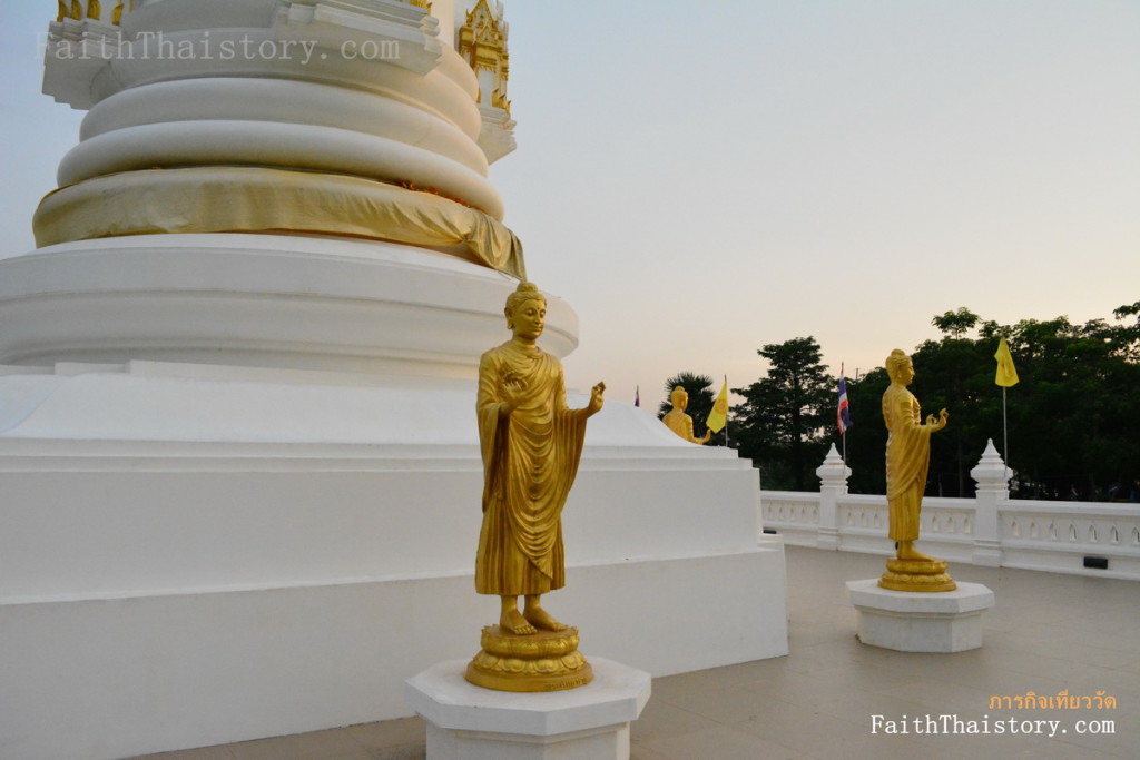 พระพุทธรูปประดิษฐานโดยรอบพระบรมธาตุ