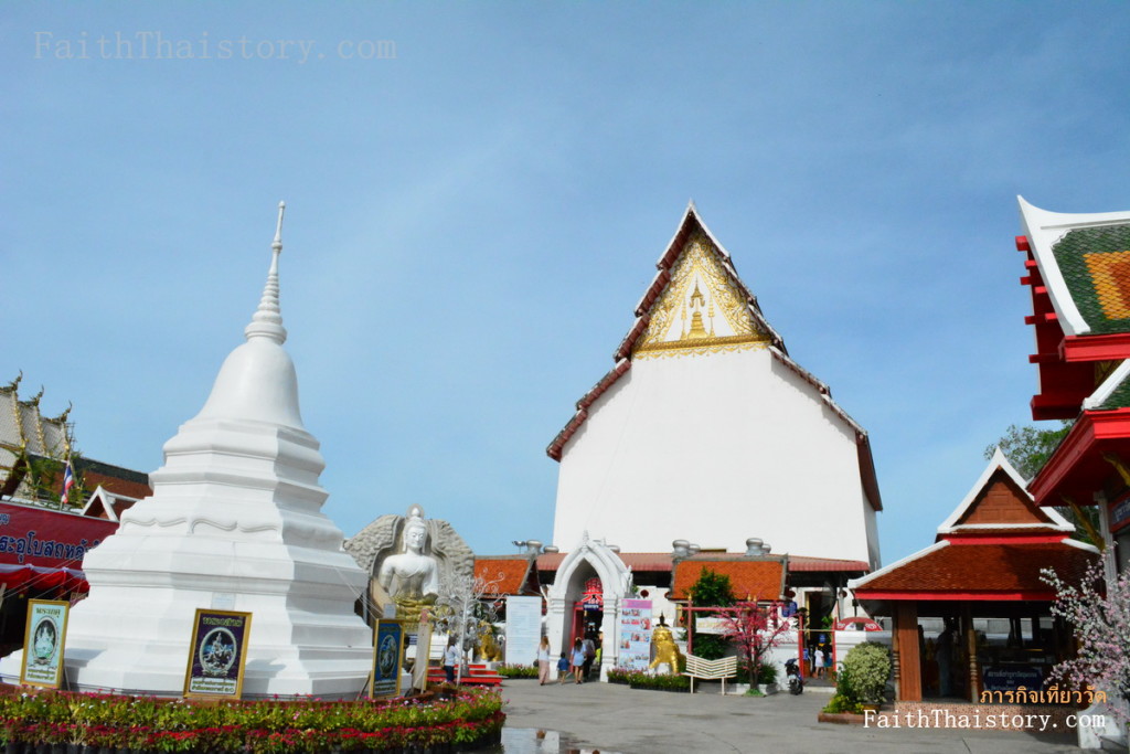 ด้านหน้าพระวิหารหลวงพ่อโต