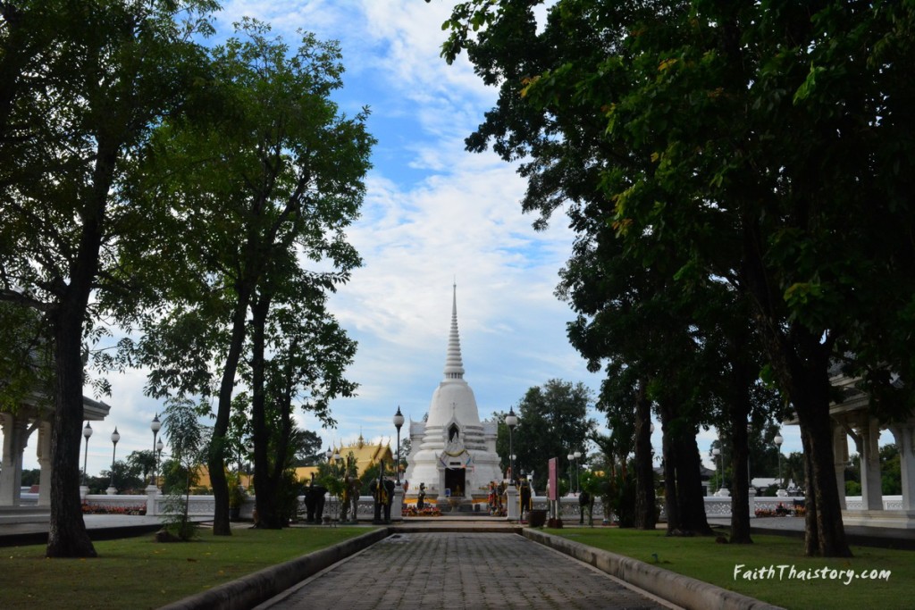 ทางเดินสู่พระสถูปเจดีย์