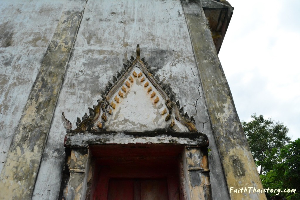 ลวดลายที่ซุ้มประตูโบสถ์ด้านหลัง