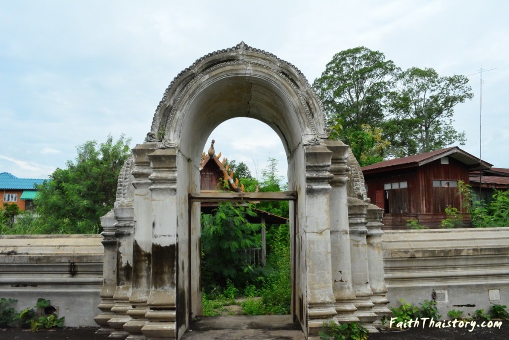 ซุ้มประตูทางเข้าพื้นที่พระอุโบสถ