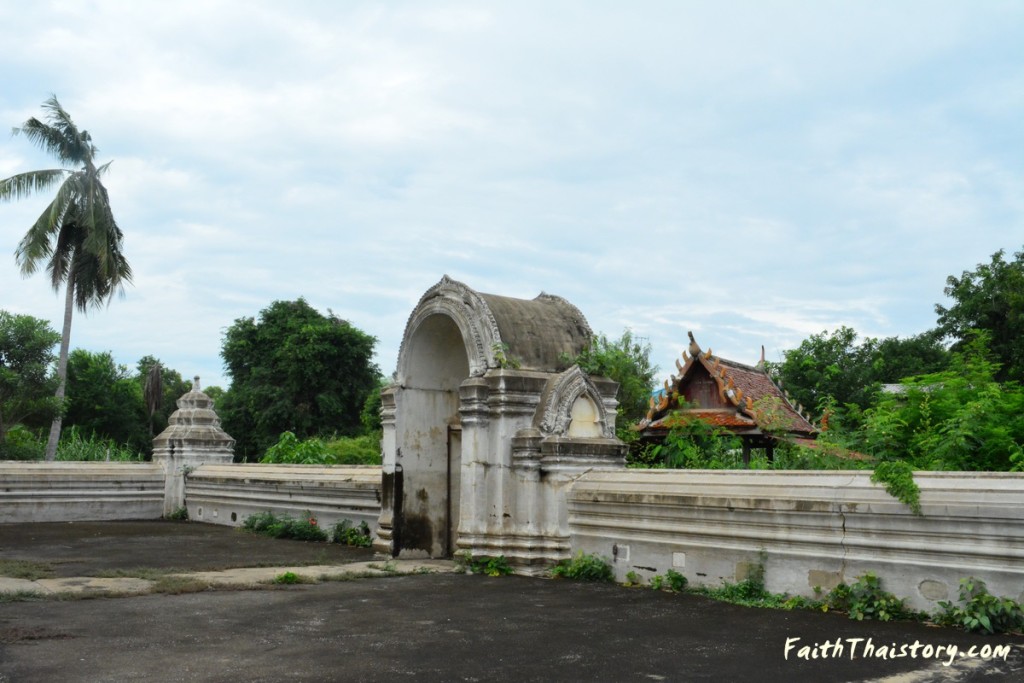 ซุ้มประตูทางเข้าพื้นที่พระอุโบสถ