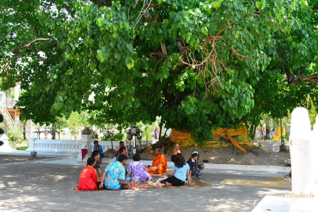 ญาติโยมสนทนากับพระสงฆ์