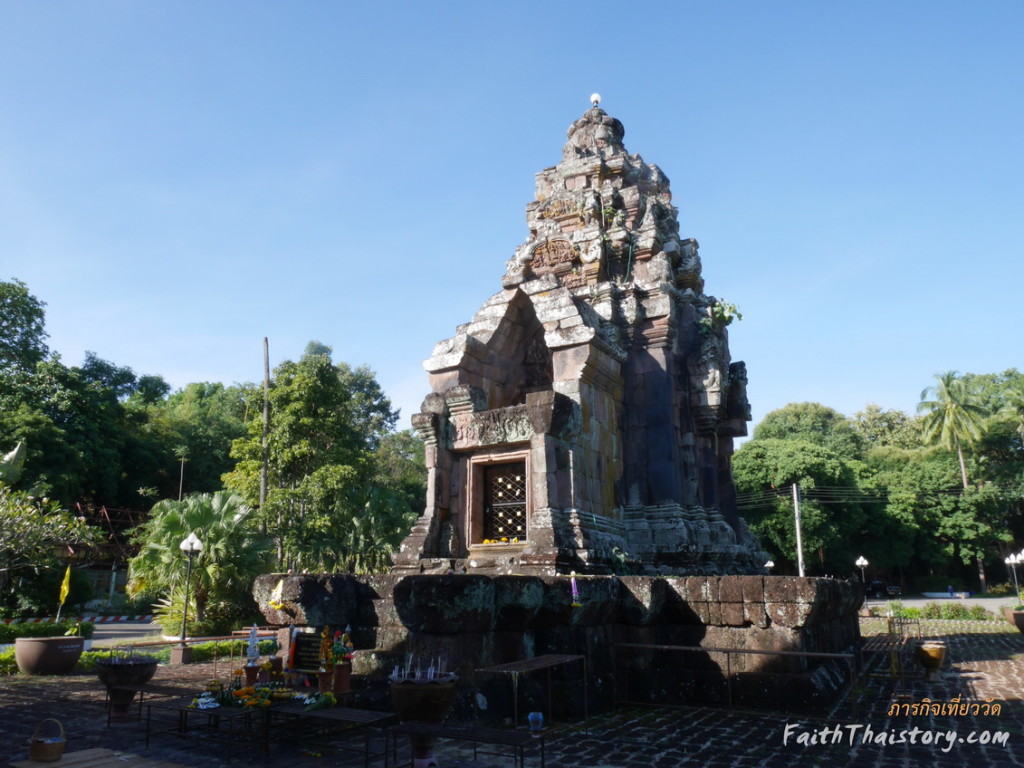 ด้านหน้าองค์พระธาตุ