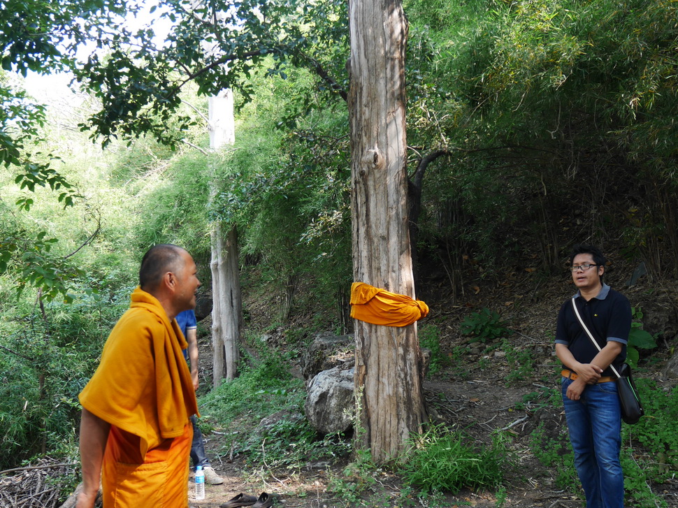 สนทนากับพระเรื่องถ้ำด้านบน