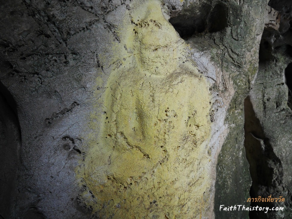รอยสลักพระพุทธรูปบนผนังถ้ำ