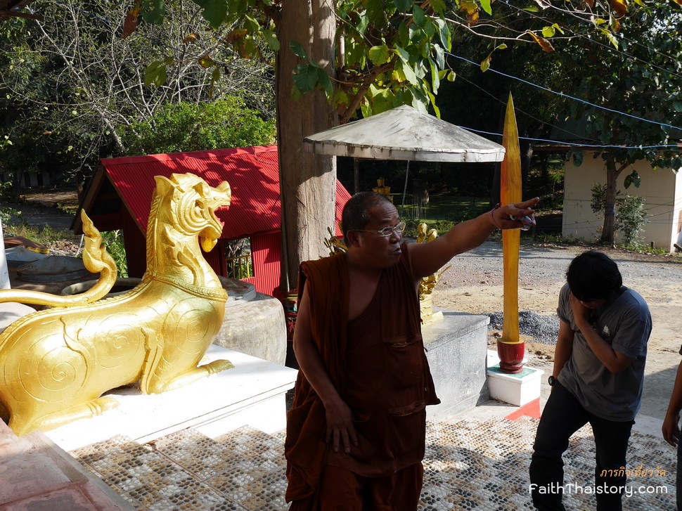 พระอธิการเวียงศักดิ์ ได้พาเข้าชมถ้ำ