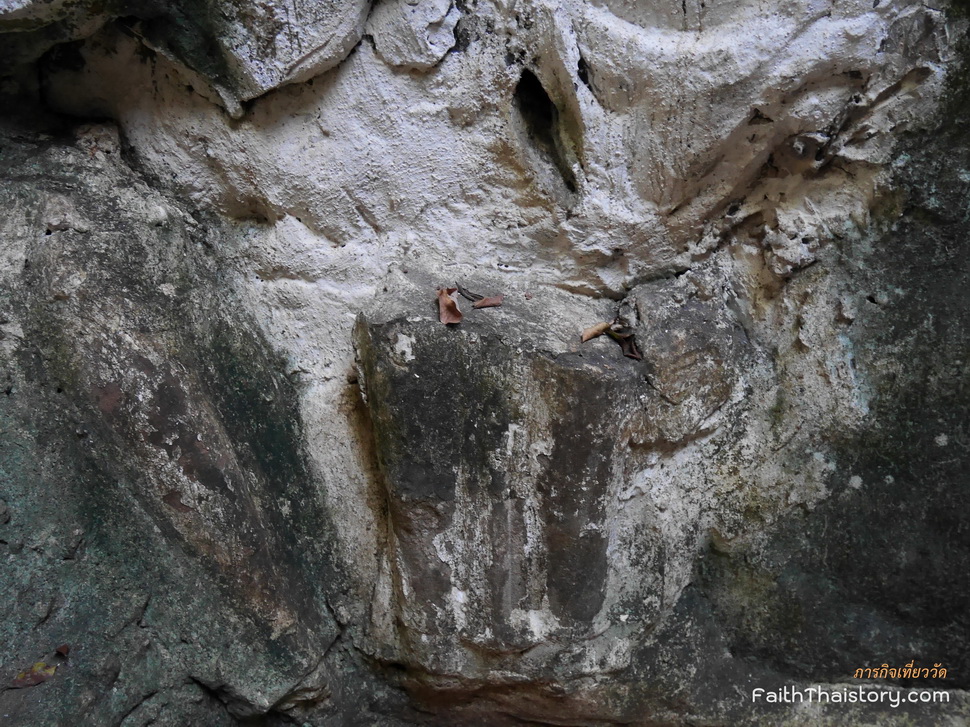 ร่องรอยพระพุทธรูปสลักบนผนังถ้ำ