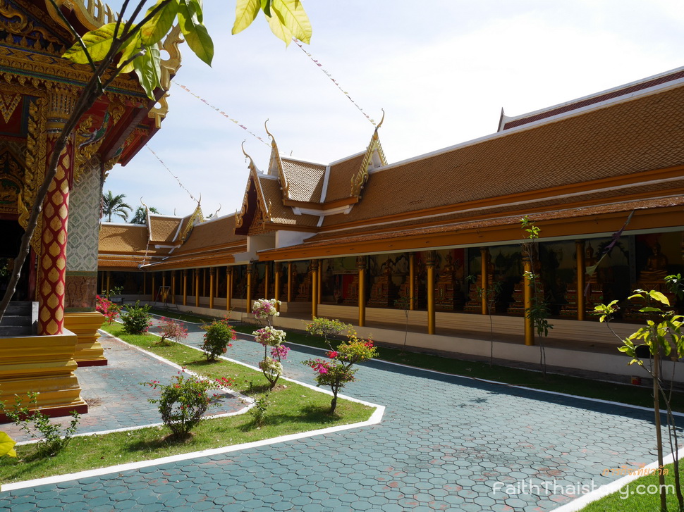 พระพุทธรูปประดิษฐานรอบพระวิหาร