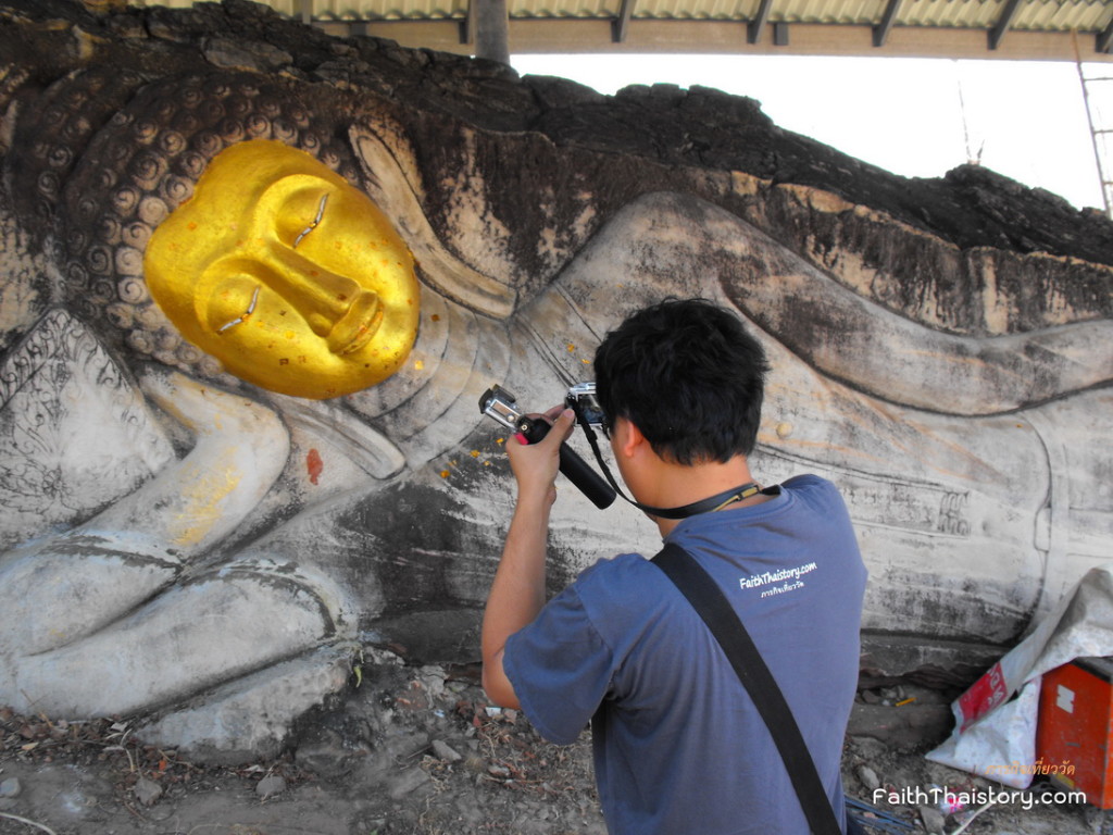 ถ่ายรูปพระแกะสลักด้านล่าง