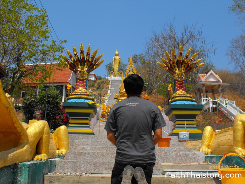 กราบพระก่อนการเดินขึ้นเขา