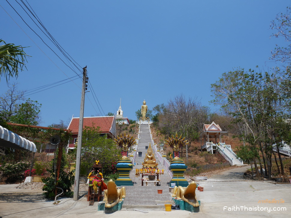 บันไดทางขึ้นนมัสการพระพุทธรูปประทับยืน