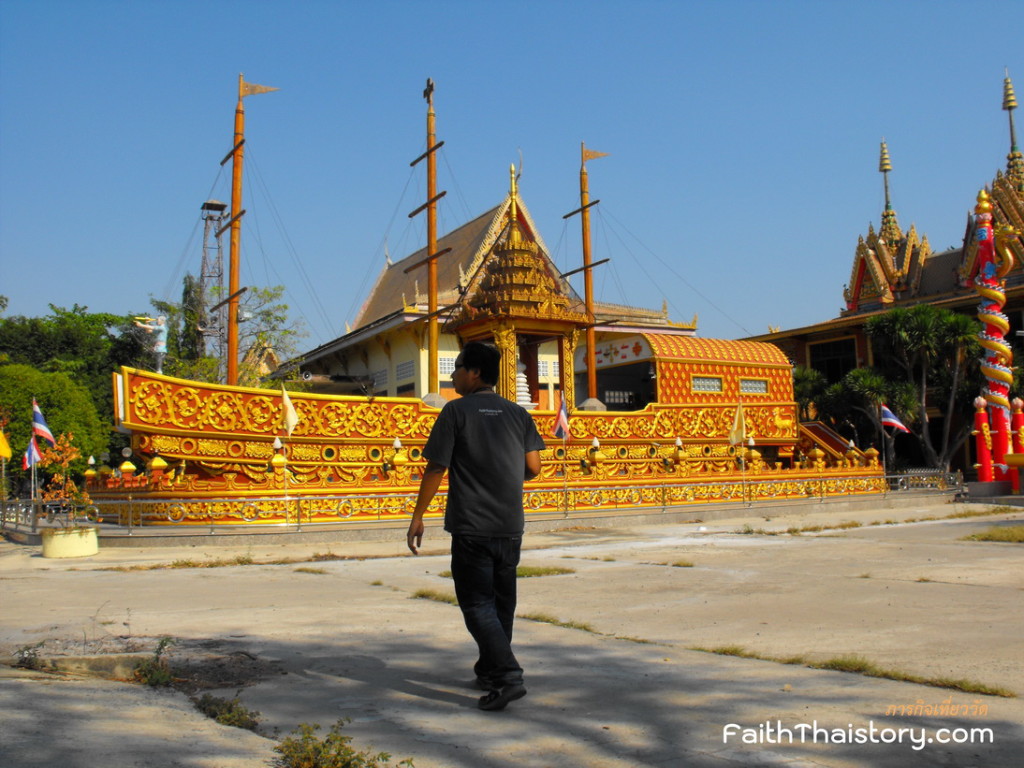 เดินชมบรรยากาศในวัด