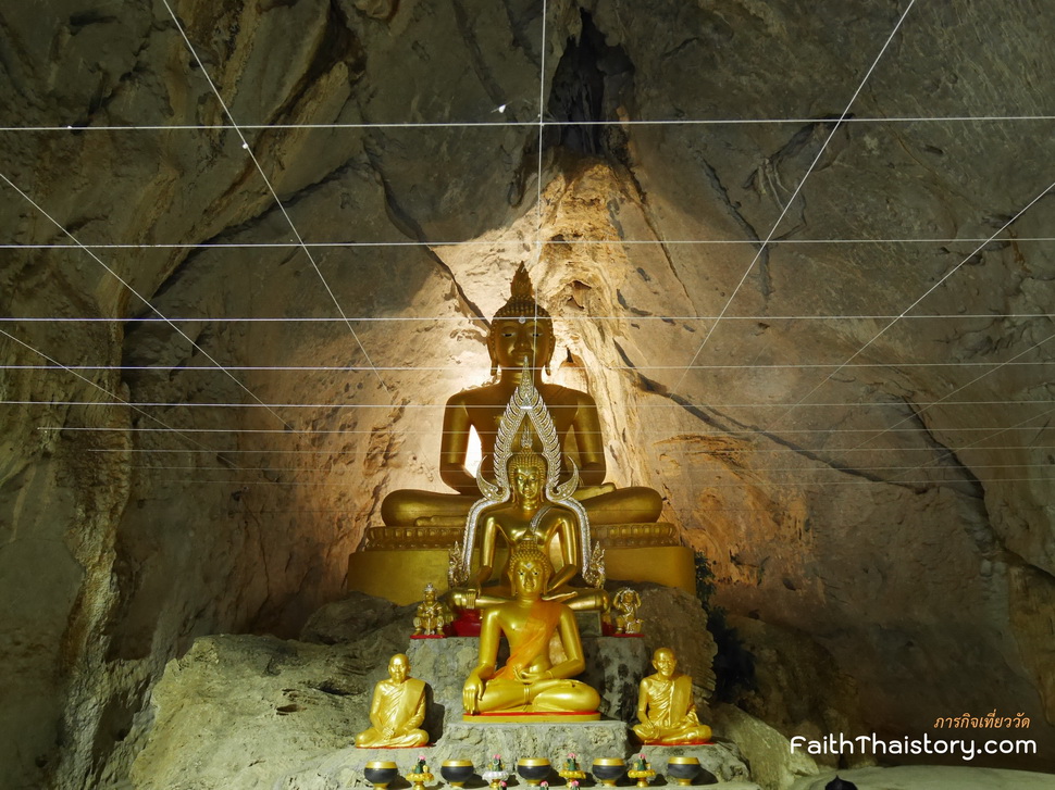 พระพุทธรูปประดิษฐานในถ้ำ