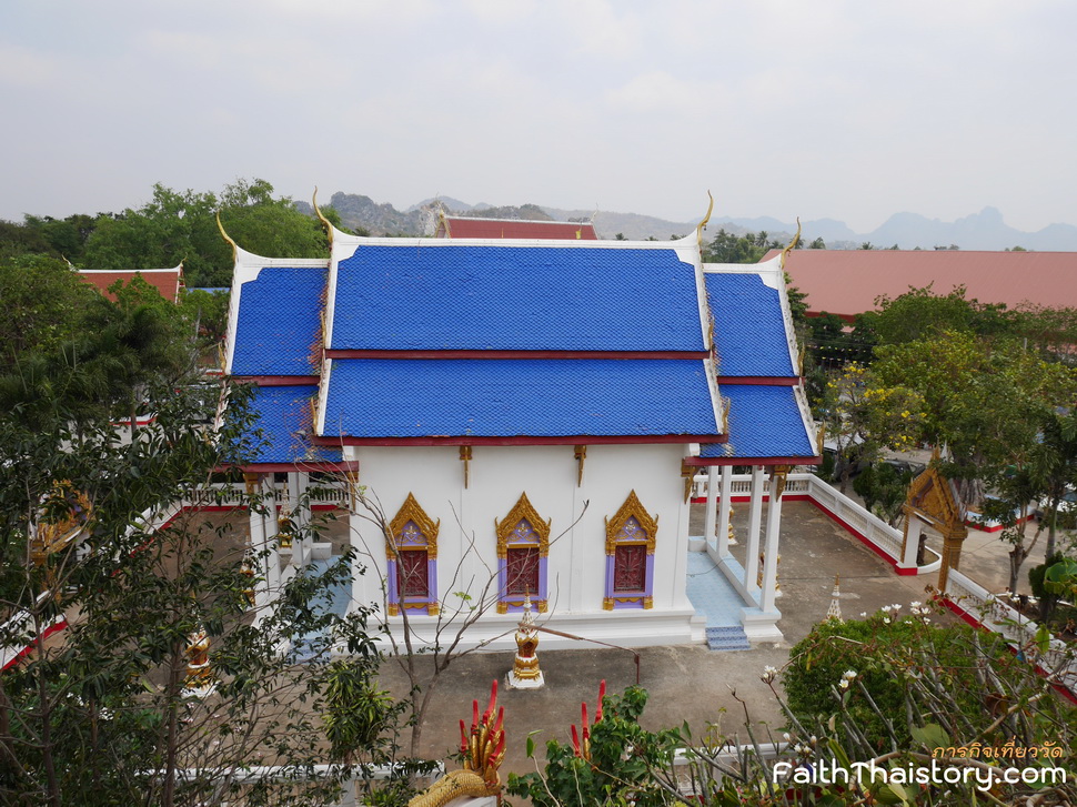 พระอุโบสถ เมื่อมองมาจากวิหารด้านบน