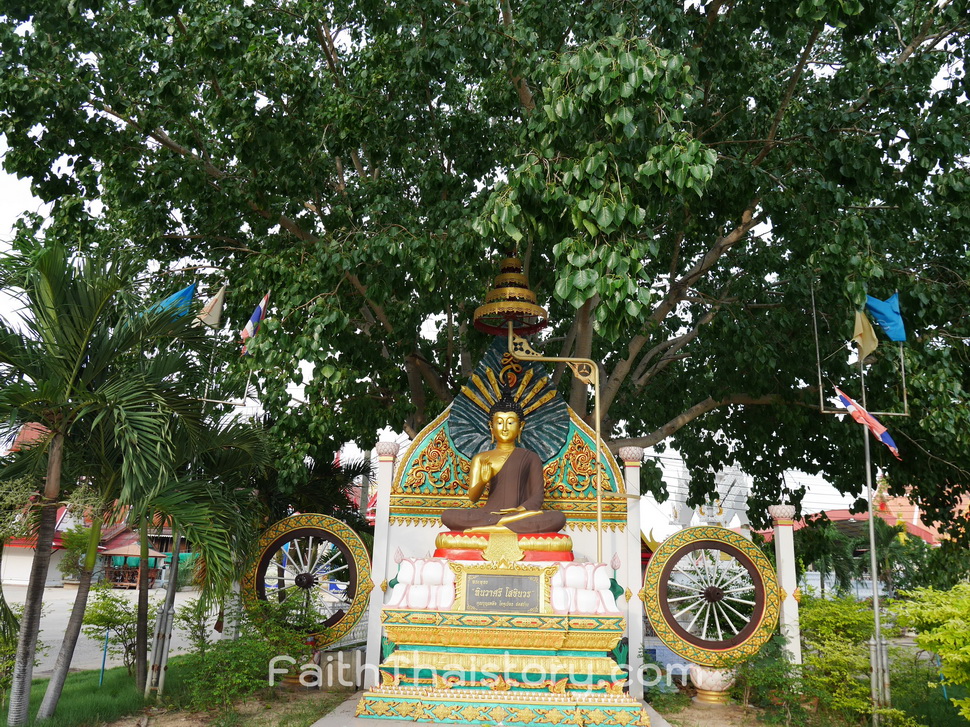 พระพุทธรูปหน้าวัด