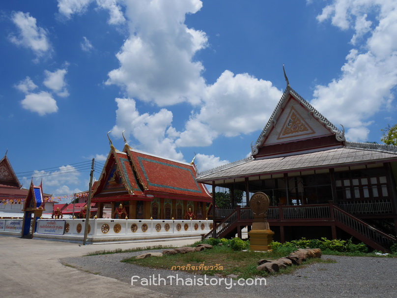 พระอุโบสถหลังใหม่ (ซ้าย) ศาลาการเปรียญหลังเดิม (ขวา)