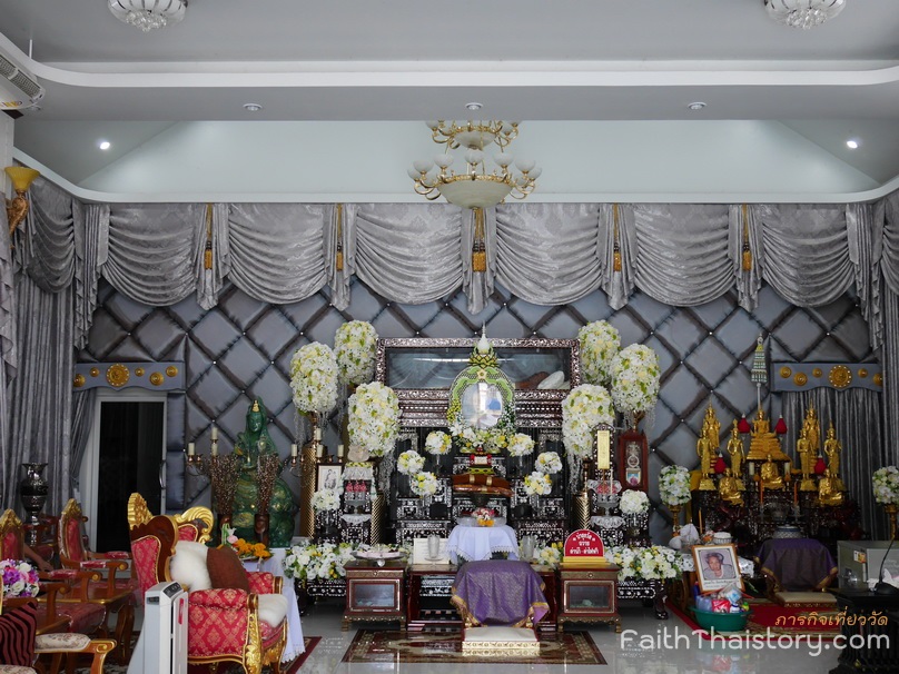 โลงแก้วเก็บสังขารหลวงพ่อสุต