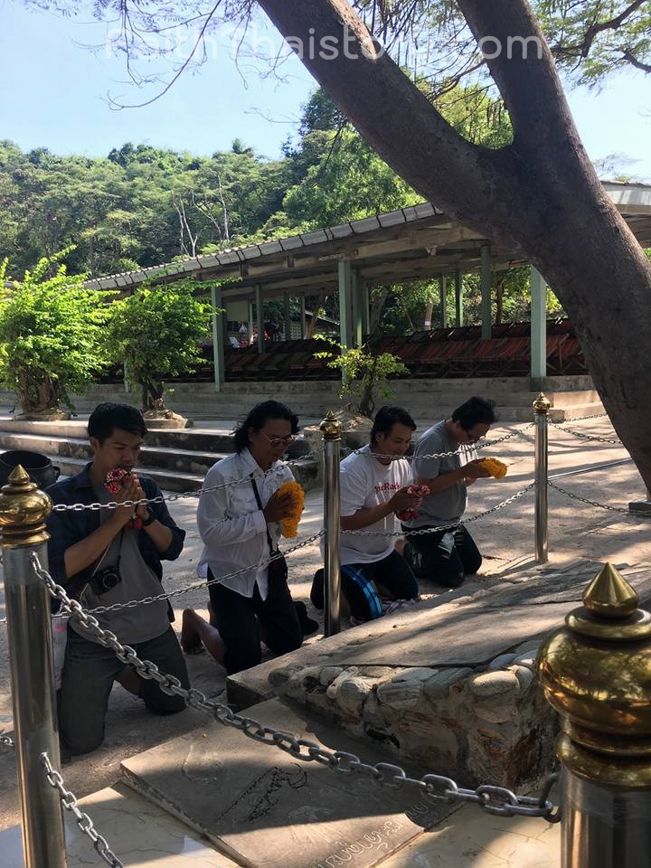 กลุ่มนักเดินทางสักการะรอยพระบาทและพระหัตถ์