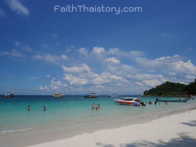 บรรยากาศการท่องเที่ยวบนเกาะสาก